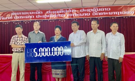 老挝官鑫国际集团公司赞助开门节和龙舟节