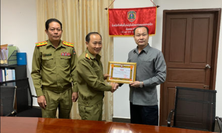 公安部公安总局提审局向老挝官鑫国际集团颁发奖状