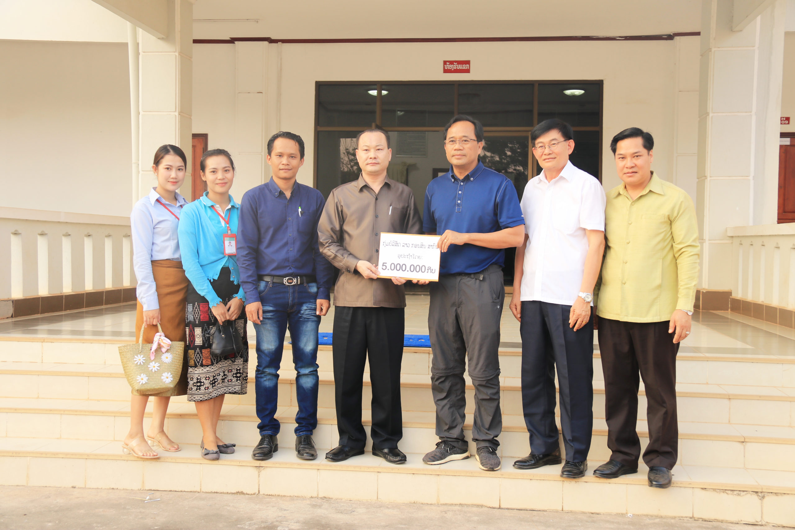 老挝官鑫国际集团向第XVIII次复习国防-安保工作的党-国领导提供赞助