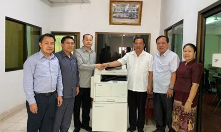 老挝官鑫国际集团向万象市检察院赠送办公必须用品