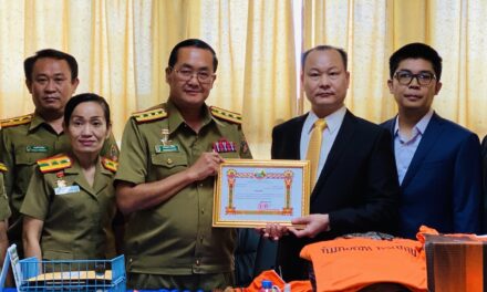 公安部监察局向老挝官鑫国际集团颁发奖状