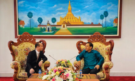 老挝最高人民检察院向老挝官鑫国际集团主席阿四官鑫颁发勋章奖状