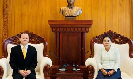 老挝国会基金会颁发奖状给予老挝官鑫国际集团