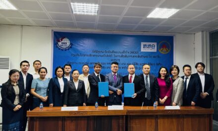 老挝工商部办公厅举行了关于与上海折折仓供应链公司和老挝官鑫国际集团公司签署研究促进老挝产品对中国销售的可行性项目谅解备忘录的签字仪式